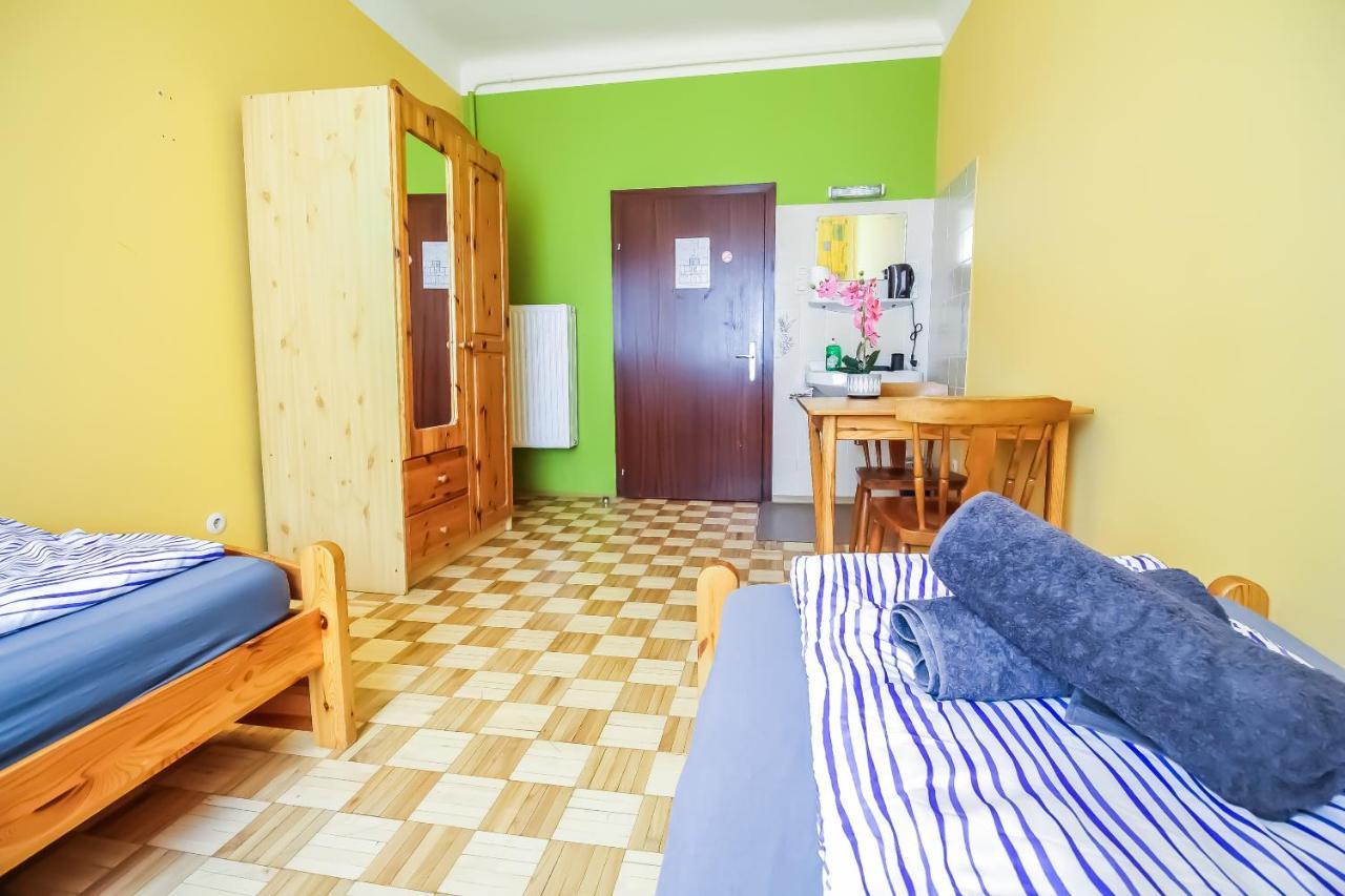 Economic 2Sb Apartment In Lively Area Bécs Kültér fotó