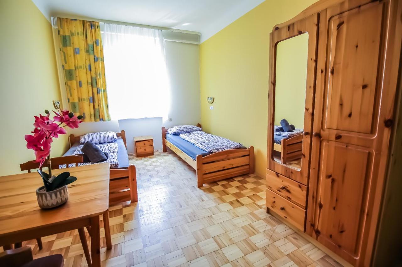 Economic 2Sb Apartment In Lively Area Bécs Kültér fotó